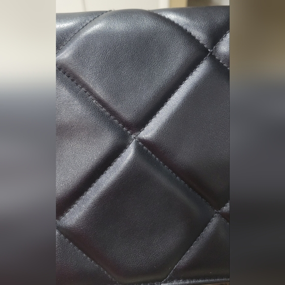 Black flip open, snap purse. - Picture 6 of 7